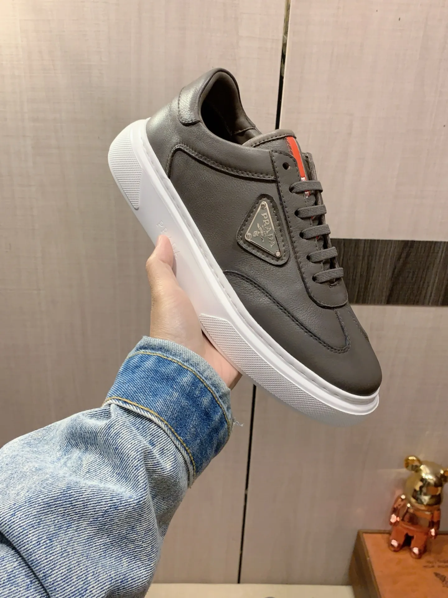 New model: Factory price: 460💰💰🎩🎩[Lightning][Lightning] "Prada Men's Shoes 💰pRADA*" The latest and most popular casual shoes, top brands [seduce] luxury~purchase, top~quality. [Strong] The upper is made of imported breathable and polished cowhide material ➕ Breathable sheepskin feet (•) with fine workmanship. The original stylish and stylish soft rubber wear-resistant and non-slip outsole is light and comfortable on the feet. The real thing looks better when photographed in person. 0186: code: 38-44, 4️⃣ colors selected